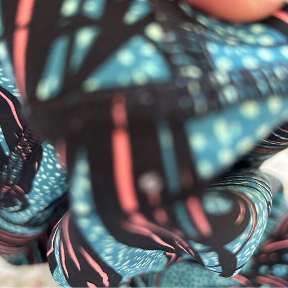 Lululemon High Times Pant Palm Lace Tofino Teal Multi Size 4 7/8- length EUC - Picture 6 of 10